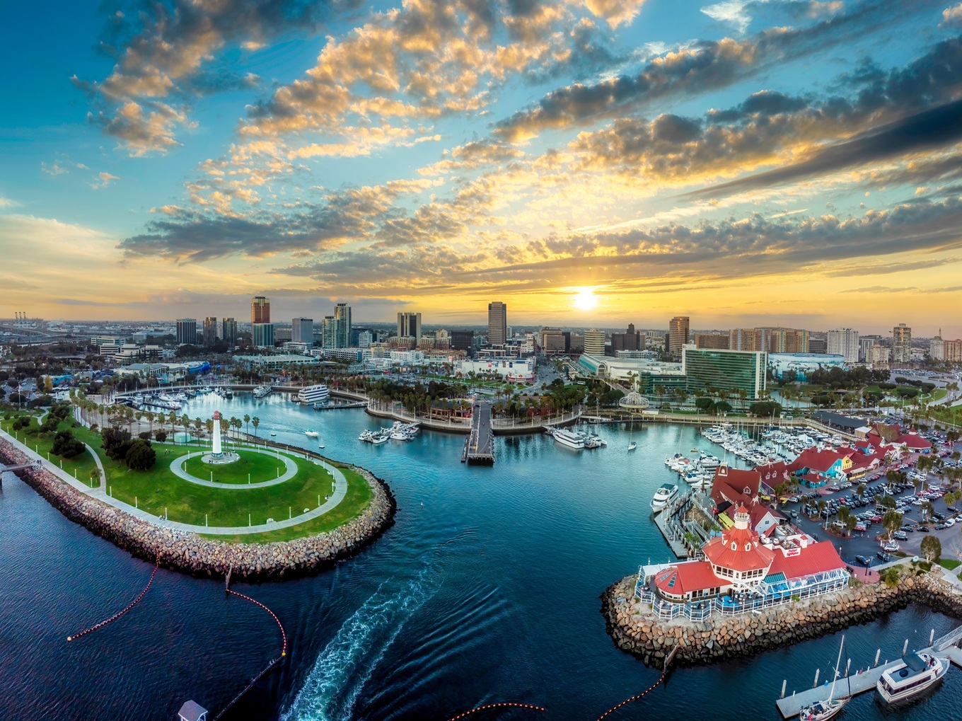 Vogelperspektive auf die Marina und die Innenstadt von Long Beach.