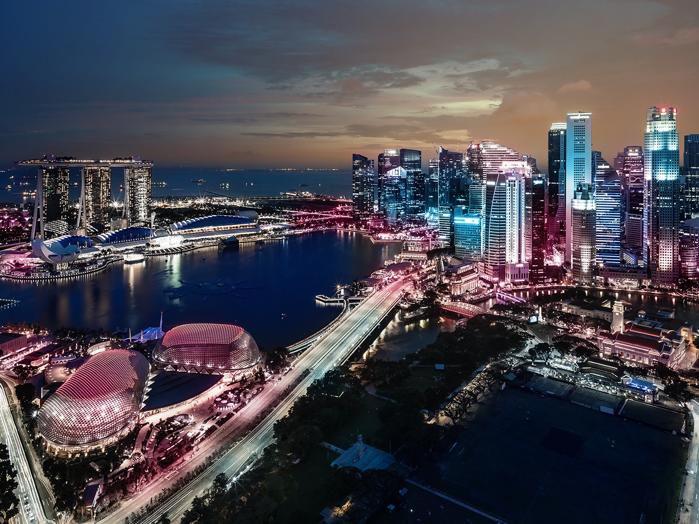 Nächtliche Skyline von Singapur.