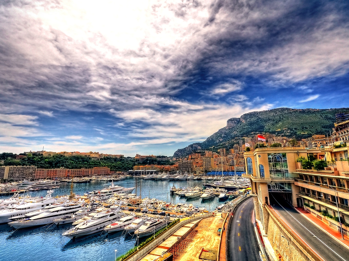 Straße entlang der Marina von Monte Carlo.