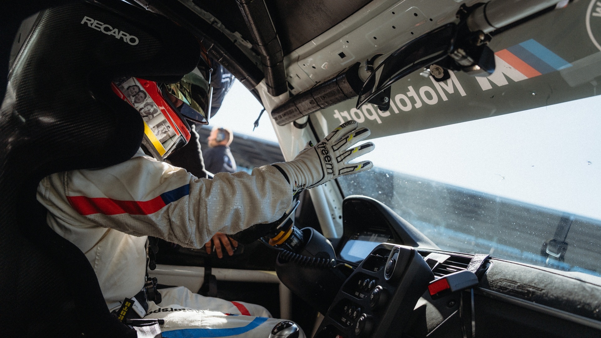 Fahrer in Kabine des BMW M4 GT4 EVO