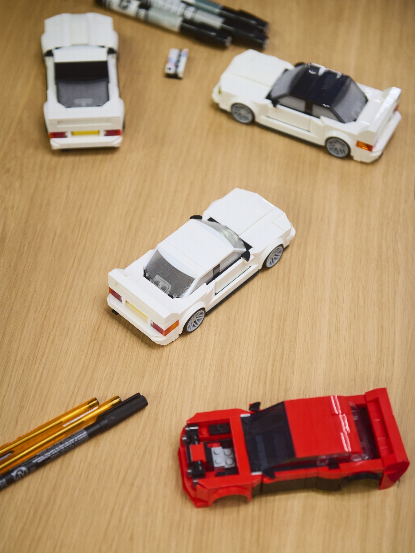 BMW M3 E30 Modelle im Workshop von BMW M und LEGO